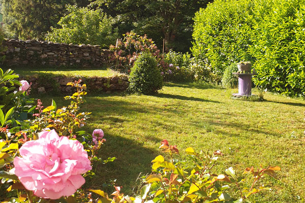 Le jardin pour les chambres d'Hôtes coté jardin