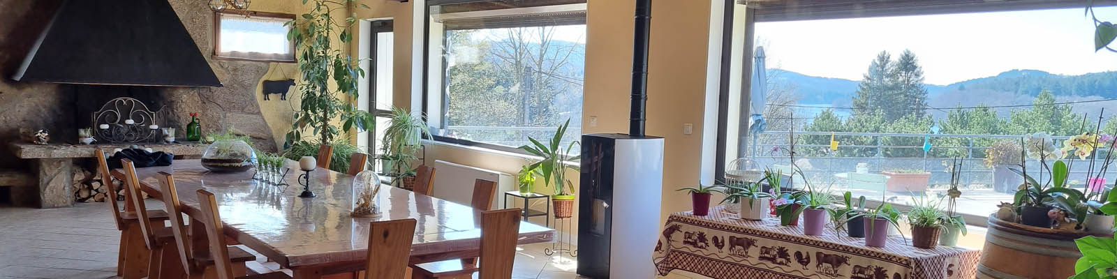 La salle à manger pour les petits déjeuners et les repas conviviaux en table d'Hôtes