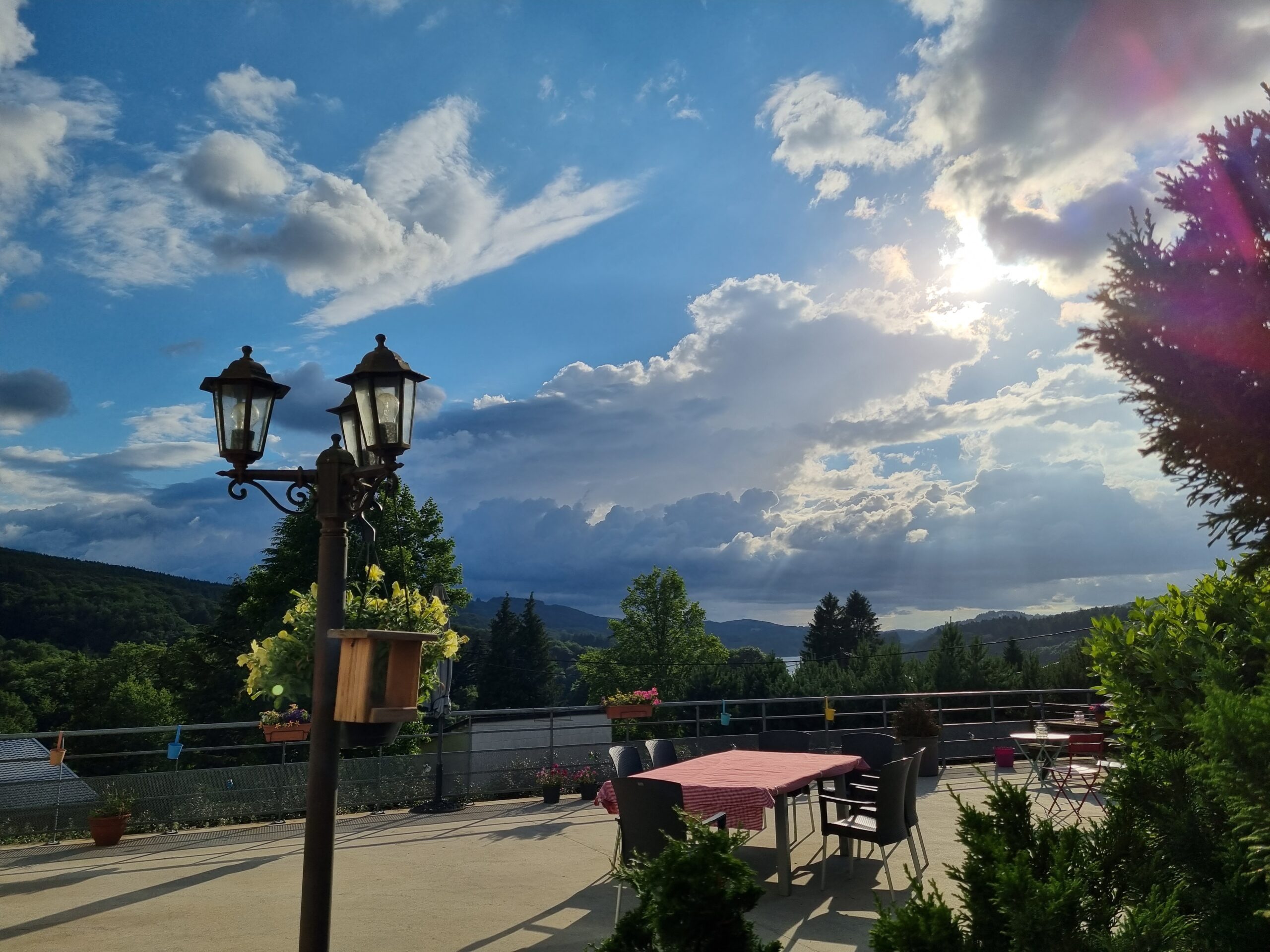 terrasse avec vue sur le lac de la Raviège